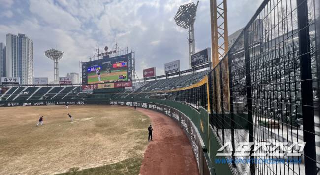 2021년 공사를 마친 뒤의 사직구장. 1.2m 철망펜스가 더해진 일명 '성담장'의 모습. 박재만 기자 pjm@sportschosun.com