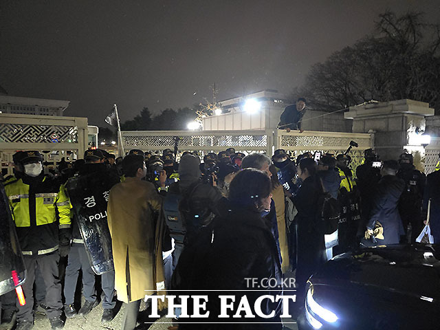 윤석열 대통령이 3일 밤 '비상계엄' 선포를 한 가운데 서울 여의도 국회가 폐쇄돼 있다. /국회=박헌우 기자