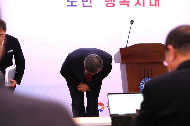 김권수 경남개발공사 사장이 창원 현동 남양휴튼 공공주택 준공 및 입주 지연에 대해 사과하고 있다. 이세령 기자