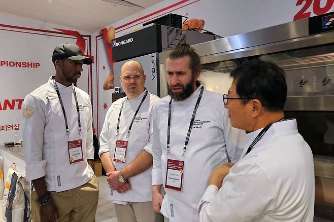‘프랑스 파리 바게트 대회’ 우승자인 자비에르 네트리(왼쪽)를 비롯한 프랑스와 한국의 제빵 명인들이 심사 결과에 대해 의견을 나누고 있다. /김성윤 기자