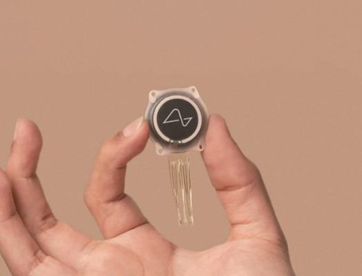 뉴럴링크의 BCI 칩. 지름 23mm, 높이 8mm 크기의 원판에 64가닥의 실이 붙어 있는 형태다. 실에는 한 가닥당 16개씩 총 1024개의 전극이 부착돼 있다. 전극은 뇌의 활동을 기록한다. 뉴럴링크 제공
