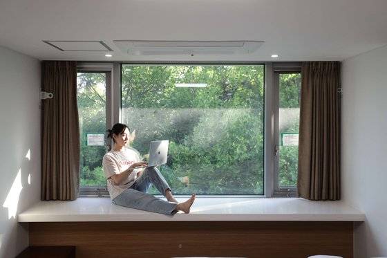 충남 태안과 보령의 바닷가, 공주 한옥마을 등에서 워케이션을 보낸 직장인들. 충남도는 지난 4월부터 12월까지 도내 8개 시·군에서 워케이션을 진행했다. 워케이션에 참가한 직장인 80% 이상은 “다시 방문하고 싶다”고 답했다. [사진 충남문화관광재단]