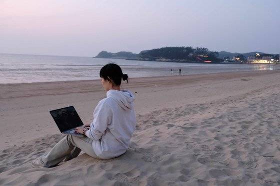 충남 태안과 보령의 바닷가, 공주 한옥마을 등에서 워케이션을 보낸 직장인들. 충남도는 지난 4월부터 12월까지 도내 8개 시·군에서 워케이션을 진행했다. 워케이션에 참가한 직장인 80% 이상은 “다시 방문하고 싶다”고 답했다. [사진 충남문화관광재단]