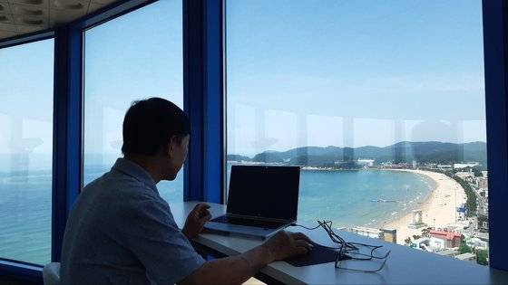 충남 태안과 보령의 바닷가, 공주 한옥마을 등에서 워케이션을 보낸 직장인들. 충남도는 지난 4월부터 12월까지 도내 8개 시·군에서 워케이션을 진행했다. 워케이션에 참가한 직장인 80% 이상은 “다시 방문하고 싶다”고 답했다. [사진 충남문화관광재단]