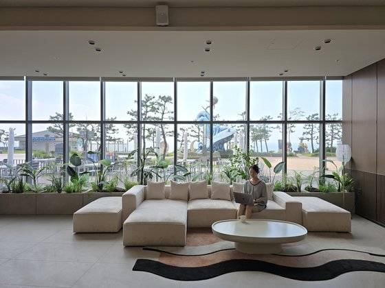 충남 태안과 보령의 바닷가, 공주 한옥마을 등에서 워케이션을 보낸 직장인들. 충남도는 지난 4월부터 12월까지 도내 8개 시·군에서 워케이션을 진행했다. 워케이션에 참가한 직장인 80% 이상은 “다시 방문하고 싶다”고 답했다. [사진 충남문화관광재단]