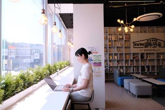 충남 태안과 보령의 바닷가, 공주 한옥마을 등에서 워케이션을 보낸 직장인들. 충남도는 지난 4월부터 12월까지 도내 8개 시·군에서 워케이션을 진행했다. 워케이션에 참가한 직장인 80% 이상은 “다시 방문하고 싶다”고 답했다. [사진 충남문화관광재단]