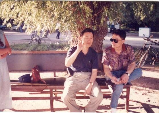 1997년 중국 단둥에서 정구왕 전 정보사 중령이 숙소 앞 마당에서 고려인삼세영산업 직원들과 이야기를 나누고 있다. 사진 정구왕 제공