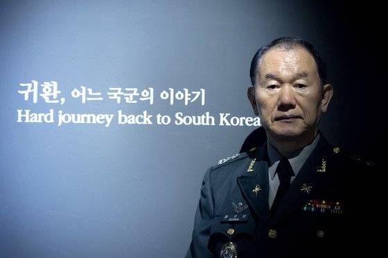 10월 서울 용산구 전쟁기념관 내에서 정구왕 전 정보사 중령이 전시실을 둘러 본 뒤 인터뷰에 응하고 있다. 전쟁기념관은 지난 6월부터 1950~53년 6‧25 전쟁 당시 북한에 억류된 국군포로와 관련한 특별 전시행사를 열고 있다. 정구왕이 중국에서 활동하던 90년대 후반 현지 브로커의 도움으로 북한 함경북도 탄광 노동자로 살던 국군포로가 귀순한 사례도 있다. 전시회 내용은 기사와 직접 관계없음. 장진영 기자