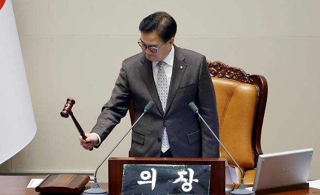 우원식 국회의장이 2일 국회 본회의장에서 의사봉을 두드리고 있다. [김호영 기자]