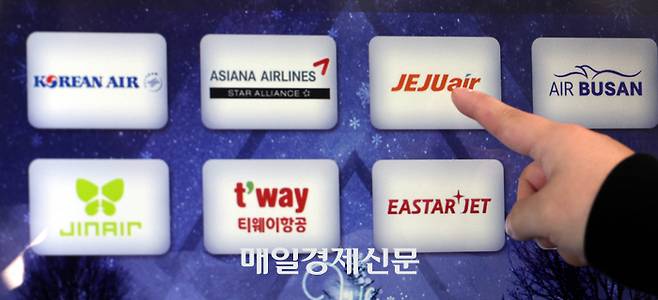 대한항공과 아시아나항공의 합병이 사실상 확정되면서 국내 저비용항공사(LCC)의 재편과 경쟁 구도에도 큰 폭의 변화가 전망된다. 대한항공과 아시아나항공의 산하 LCC 진에어(대한항공), 에어부산, 에어서울(이상 아시아나항공)도 하나로 뭉칠 가능성이 크기 때문이다. [이충우 기자]