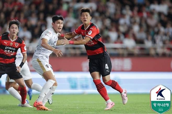 포항 스틸러스 수비수 전민광(사진 오른쪽). 사진=한국프로축구연맹