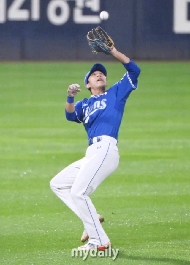 삼성 이재현이 4회말 무사 1루서 최형우의 타구를 잡아내고 있다./마이데일리