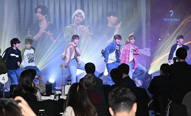 청각장애인 아이돌 그룹 빅오션이 3일 오전 서울 마포구 호텔 나루에서 열린 2024년 장애공감페스티벌에서 공연을 펼치고 있다. 임세준 기자