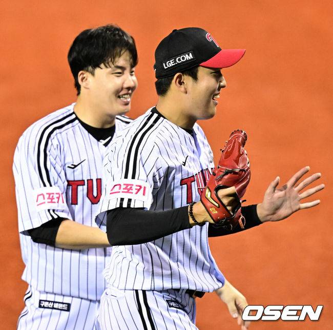 [OSEN=잠실, 지형준 기자] 11일 서울 잠실야구장에서 ‘2024 신한 SOL뱅크 KBO 포스트시즌’ 준플레이오프 5차전 LG 트윈스와 KT 위즈의 경기가 열렸다. LG는 임찬규, KT는 엄상백을 선발 투수로 내세웠다. 7회초 2사 1,3루에서 LG 손주영이 KT 오윤석을 삼진 처리하며 임찬규와 기뻐하고 있다. 2024.10.11 / jpnews@osen.co.kr