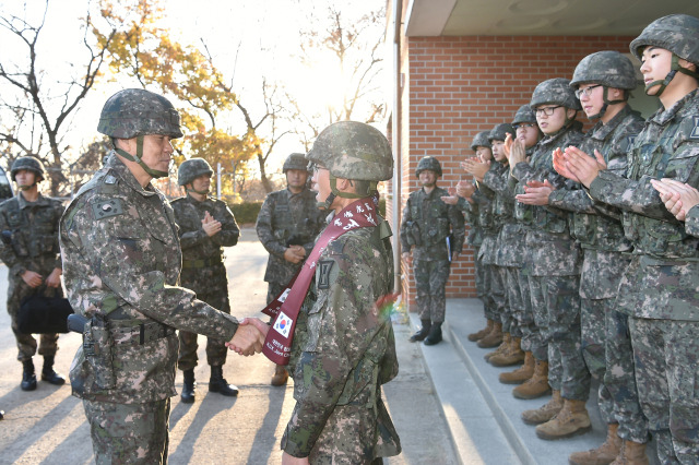 김명수(왼쪽) 합참의장이 육군 1군단 예하 방공작전진지에서 현장부대 장병들에게 합참머플러를 수여하며 격려하고 있다. /사진=합참