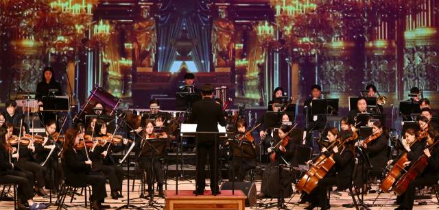 서울 세종문화회관에서 열린 ‘기업인을 위한 서경 송년음악회’에서 트리니티 필하모닉 오케스트라가 화려한 관현악 선율을 연주하며 공연을 펼치고 있다. 이호재 기자
