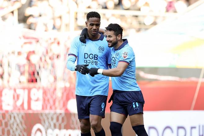 Daegu, who succeeded in the K -League 1 residue through the lift PO, tries to grab both 'Samba Combi' Sejingya (right) and Edga, which were proven in the 2025 season. Photo courtesy ｜ Korea Professional Football Federation