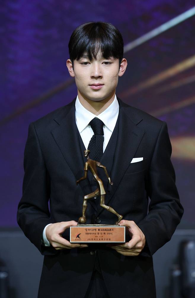 강원 양민혁은 11월 29일 서울 홍은동 스위스그랜드호텔에서 열린 ‘하나은행 K리그 2024 대상 시상식’에서 영플레이어상을 받았다. 뉴시스