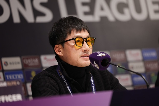 광주FC 이정효 감독이 2일 ACLE 상하이 하이강전을 앞둔 사전 기자회견에서 출사표를 밝히고 있다. 프로축구연맹 제공