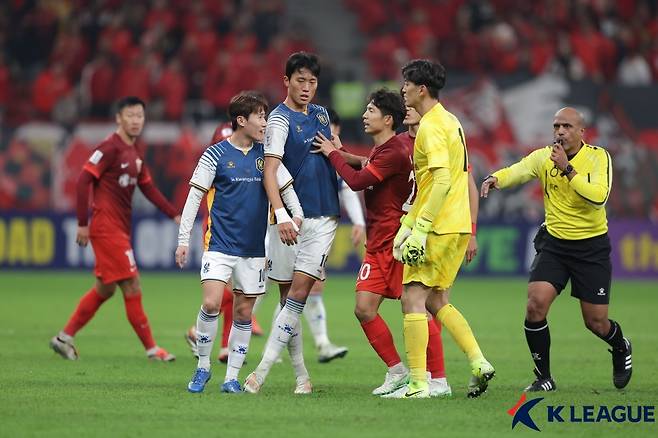 3일 오후 9시(한국시간) 중국 상하이의 푸둥 아레나에서 열린 2024~2025시즌 아시아축구연맹(AFC) 아시아챔피언스리그 엘리트(ACLE) 6라운드 상하이 하이강과 경기 도중 신경전 벌이는 양팀 선수들. /사진=한국프로축구연맹 제공