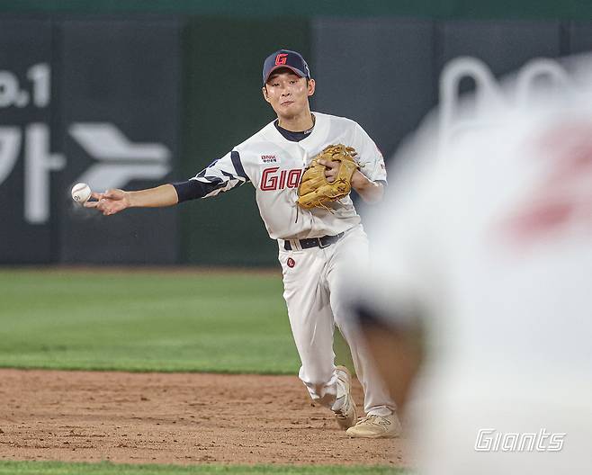 전 롯데 자이언츠 내야수 배영빈이 정규시즌 경기에 출전해 수비하고 있다. 배영빈은 음주운전 및 해당 사실 은닉으로 롯데에서 퇴단당했다. 롯데 자이언츠
