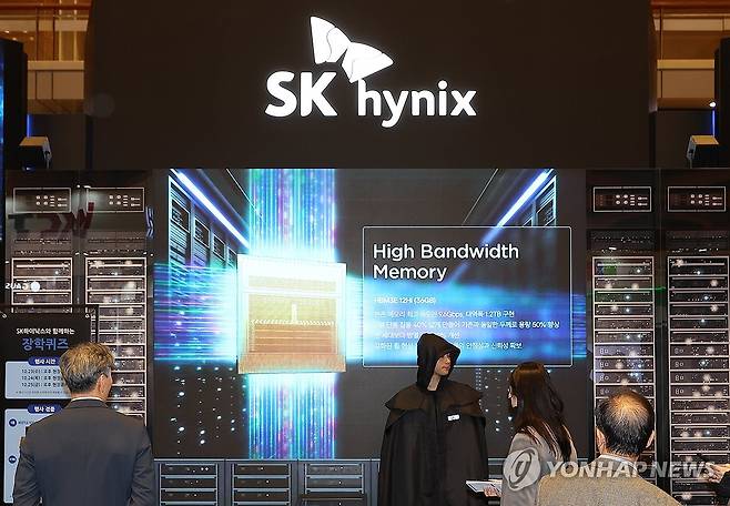 SK하이닉스의 HBM 전시 서울 강남구 코엑스에서 열린 제 26회 반도체 대전 SEDEX 2024 SK하이닉스 부스에서 HBM 관련 영상이 나오고 있다. [연합뉴스 자료사진]