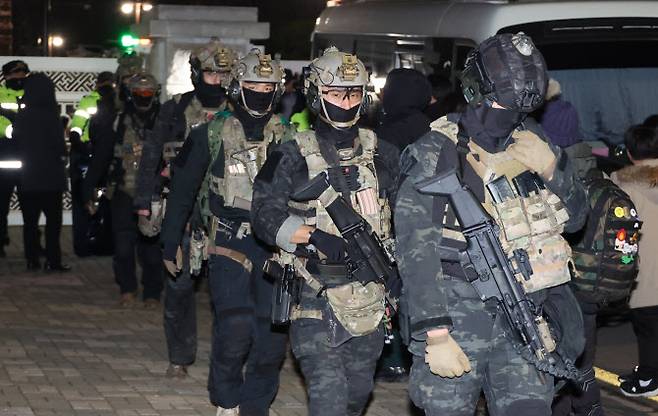 국회 본회의에서 비상계엄 해제를 의결한 4일 새벽 군 병력이 국회에서 철수하고 있다. (사진=연합뉴스)