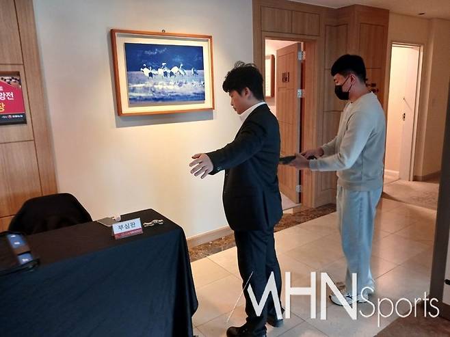 셰얼하오 9단이 몸수색을 받고 있다.(MHN스포츠 엄민용 선임기자)