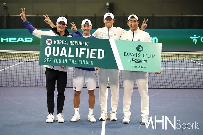 Korean tennis team players taking a commemorative photo after advancing to the round of 16 in a dramatic comeback in the final round of the 2023 Davis Cup. From left, Kwon Soon-woo, Hong Seong-chan, Nam Ji-seong, and Song Min-gyu