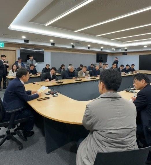 김동연 경기도지사가 4일 도청에서 윤석열 대통령 비상 계엄령 선포에 따른 주요 실·국장 긴급 간부회의를 주재하고 있다. (김 지사 SNS 갈무리) 2024.12.4/뉴스1