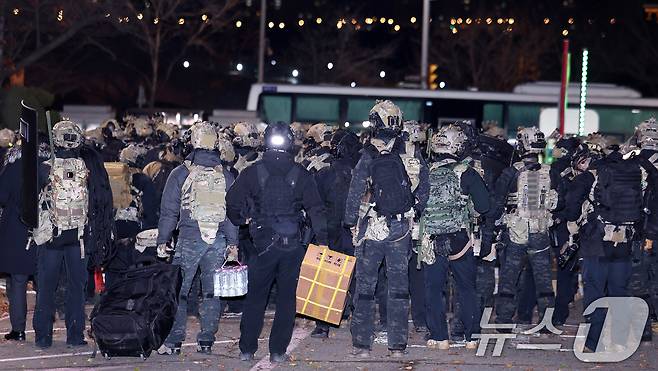 윤석열 대통령의 비상계엄 해제 요구 결의안이 국회 본회의에서 통과된 4일 새벽 무장 계엄군이 국회를 나서고 있다. 여야는 이날 본회의에서 재석 190명 중 찬성 190명으로 비상계엄 해제 요구 결의안을 가결 처리했다. 이에 따라 계엄령 선포는 무효가 됐다고 국회의장실은 설명했다. 2024.12.4/뉴스1 ⓒ News1 박지혜 기자