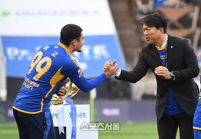 울산 HD 김광국 대표이사가 23일 울산 문수축구경기장에서 열린 K리그1 우승 시상식에서 야고와 악수를 하고 있다. 울산 | 최승섭기자 thunder@sportsseoul.com