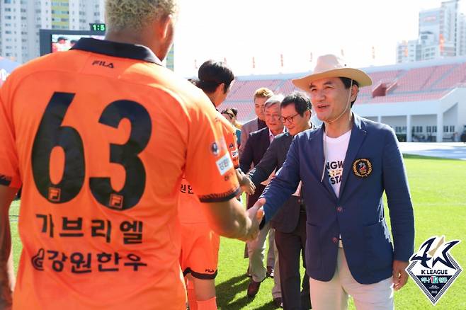 김진태 강원도지사. 사진제공=한국프로축구연맹