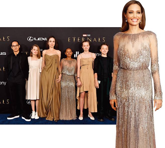 3 4 사브의 크리스털 시스루 드레스를 입었다.