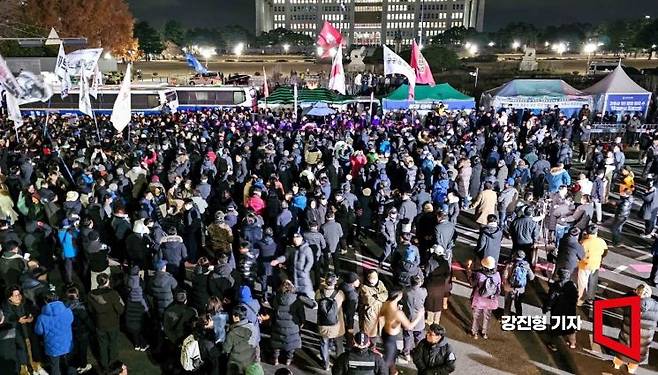 윤석열 대통령이 비상계엄을 선포한 가운데 4일 서울 여의도 국회 앞에서 시민들이 모여 비상계엄 해제를 촉구하고 있다.