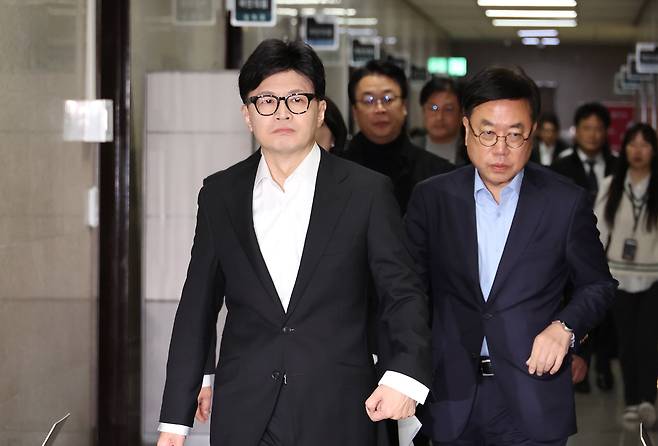 국민의힘 한동훈 대표(왼쪽)와 의원들이 4일 오전 국회에서 열린 최고위원회의에 참석하고 있다. /연합뉴스