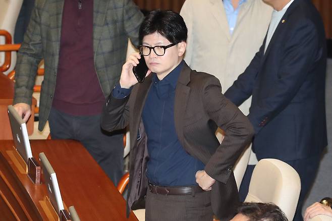 윤석열 대통령이 비상계엄령을 선포한 가운데 4일 새벽 서울 여의도 국회 본회의장에서 한동훈 국민의힘 대표가 심각하게 전화통화를 하고 있다. /뉴스1