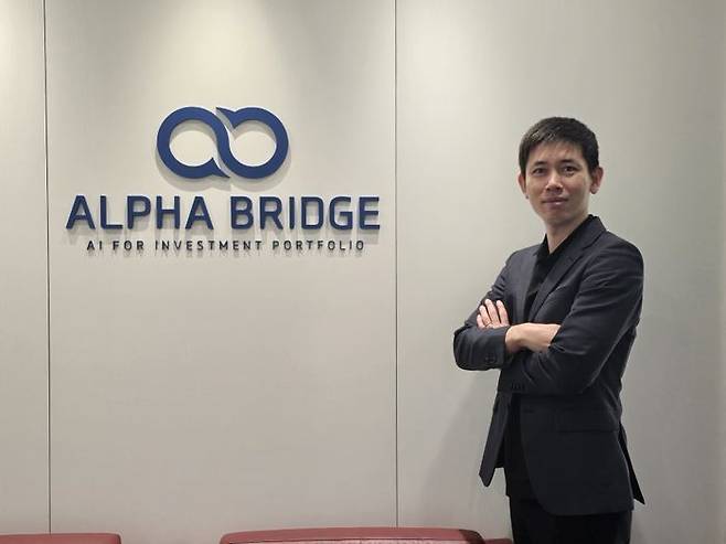 박주성 알파브릿지 대표가 경기도 판교에 위치한 알파브릿지 본사에서 포즈를 취하고 있다.ⓒ데일리안
