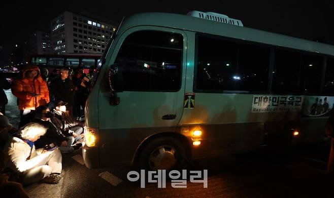 정말 맨몸 하나로 계엄군 차량을 막아내는 시민들