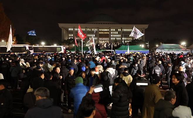 윤석열 대통령이 전격적으로 비상계엄령을 선포한 3일 밤 서울 여의도 국회 정문 앞에서 시민들이 계엄 해제 요구안 가결에 환호하고 있다. 사진=박범준 기자