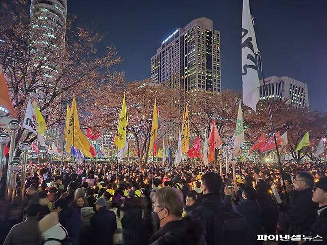 4일 오후 6시께부터 서울 종로구 동화면세점 앞에서 윤석열 대통령 퇴진 집회가 열리고 있다. 사진=김동규 기자