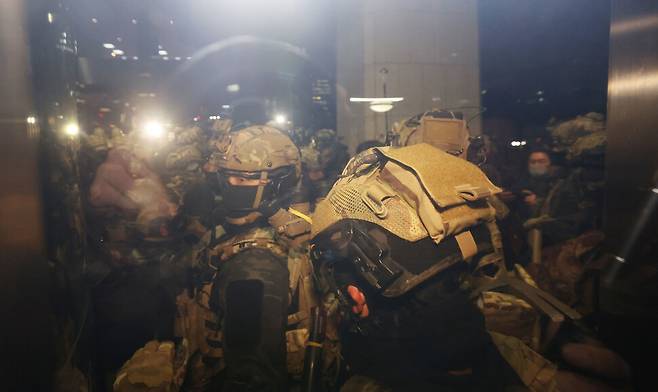 윤석열 대통령이 비상계엄을 선포한 이튿날인 4일 자정께 특공대원들이 국회 본청으로 진입을 시도하고 있다. 신소영 기자 viator@hani.co.kr