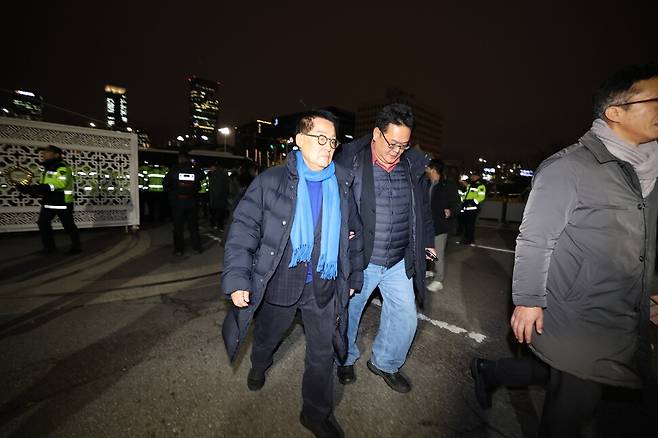 윤석열 대통령이 비상계엄을 선포한 3일 밤 박지원 더불어민주당 의원(맨왼쪽)이 국회로 들어서고 있다. 신소영 기자