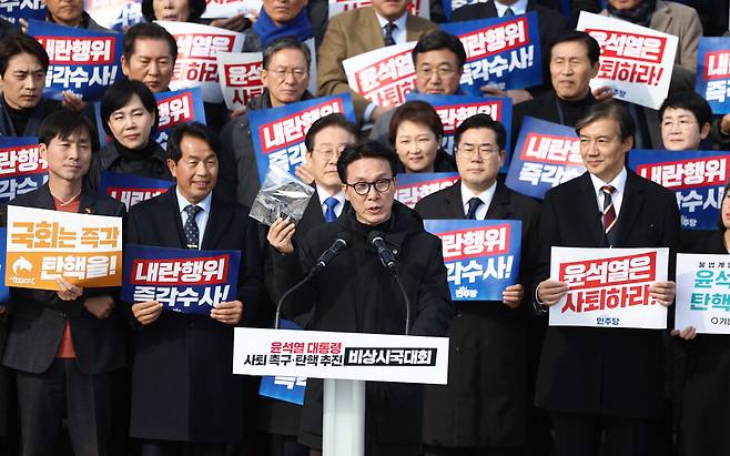 김민석 더불어민주당이 최고위원이 4일 서울 여의도 국회 본청 앞 계단에서 열린 \'윤석열 대통령 사퇴촉구 탄핵추진 비상시국대회\'에서 규탄사를 하던 중 계엄군이 두고 간 수갑을 보이고 있다. 연합뉴스