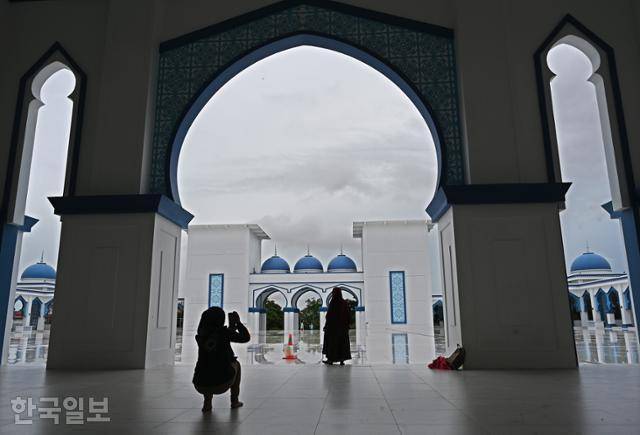 라자 하미다 대사원에서 현지 여성들이 기념사진을 찍고 있다.
