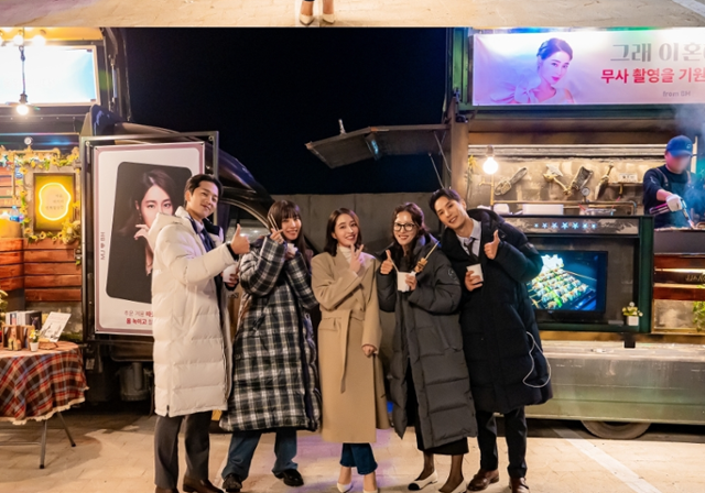 이병헌이 '그래, 이혼하자'의 촬영 현장에 커피차를 선물했다. '그래, 이혼하자'는 이병헌의 아내인 이민정이 출연하는 작품이다. 빅토리콘텐츠 제공