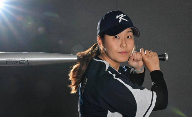 주은정 여자야구 대표팀 주장이 지난달 19일 서울 중랑구 서울시체육회에서 진행한 인터뷰에서 배트를 들고 포즈를 취하고 있다. 여자야구는 알루미늄 배트를 사용한다. 그는 중견수를 맡고 있는 좌타자이다. 정다빈 기자
