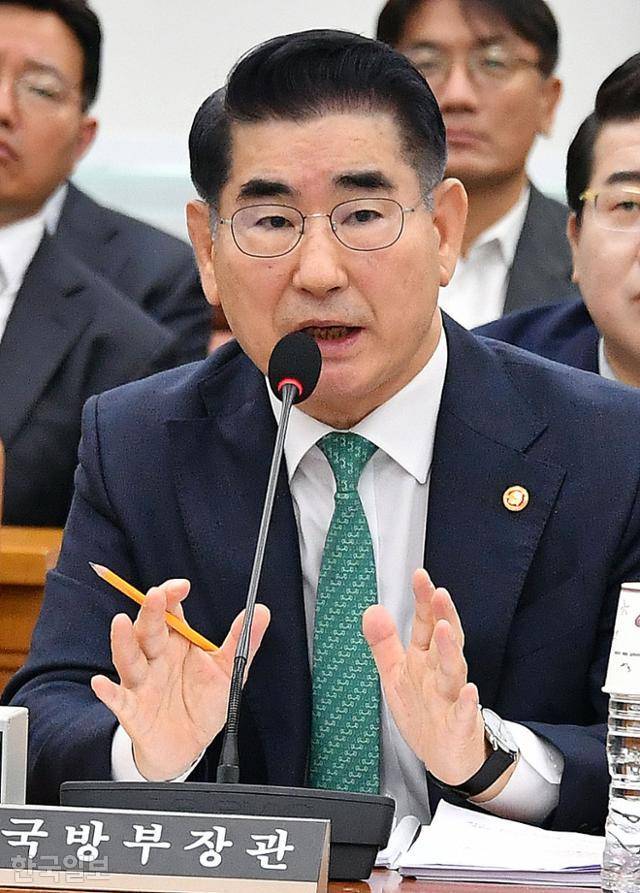 김용현 국방부 장관이 지난달 15일 국회 국방위원회 전체회의에 출석해 의원의 질의에 답하고 있다. 고영권 기자