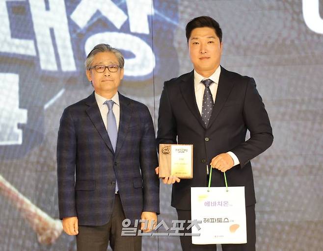 조아제약㈜과 일간스포츠가 공동 제정한 '2024 조아제약 프로야구 대상' 시상식이 3일 오전 서울 강남구 엘리에나호텔에서 열렸다. 삼성라이온즈 이진영 코치가 코치상을 수상하고 시상자인 양해영 대한야구소프트볼협회 부회장과 함께 포즈를 취하고 있다. 정시종 기자 capa@edaily.co.kr /2024.12.03.