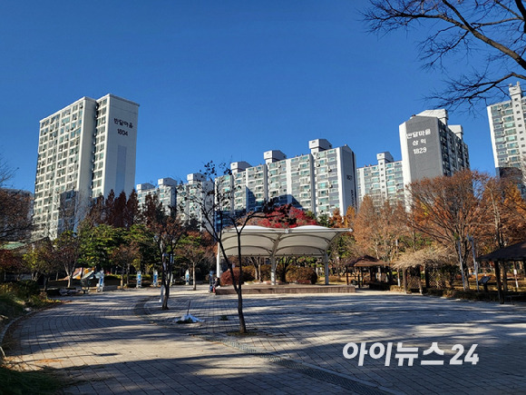 3일 경기도 부천시 원미구 상동 구지공원에서 바라본 반달마을 삼익·건영아파트 전경. [사진=이수현 기자]